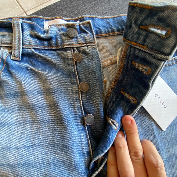 NWT Woman’s Cello super high rise jeans never worn. Size 13 fit like 11 - Picture 3 of 6